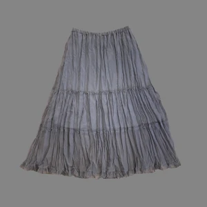 jättefin ljusblå/grå kjol 🎀 - Fin blå/grå luftig kjol 🦢 längd: 75cm midja: 60cm utan stretch (kan stretchas ut upp till 100cm midjemått)