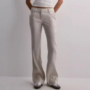 Lågmidjade linnebyxor  - Slutsålda lågmidjade linnebyxor från Nelly. Helt nya och oanvända, endast testade med lapparna kvar. Nypris 499kr. Storlek 34. Väldigt långa på mig som är 168cm. Tryck gärna på köp nu. 