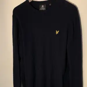 Lyle and Scott stickad tröja i storlek M 