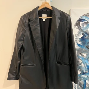 Perfekt vår/höstkavaj! 🖤 - Säljer denna perfekta vår och höst PU-läder kavajen från H&M! 🖤 Kavajen är i storlek S men oversize, därav mer M-L. Org.pris 399. Vattentät och passar såväl till festliga som vardagliga sammanhang. Använt sparsamt och varsamt! 