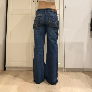 lågmidjade bootcut jeans från Tommy Hilfiger💕 - midja 44 cm o innerben 85 cm ja e 170 för referens! 