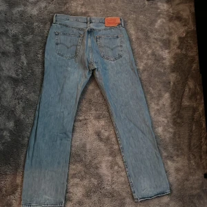 Levis 501 - Snygga ljusa Levis 501. Storlek W 34 L 32. Bra skick men använda en hel del. Skriv innan köp 