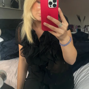 Blus - Säljer en superfin blus, från Saint Tropez. Nypris 500kr, hör av er för intresse!💞