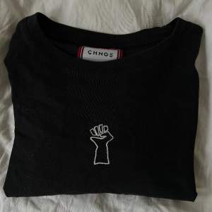 OBS (priset kan diskuteras) Säljer denna otroligt fina och VIKTIGA t-shirt från märket chnge 🖤 jag säljer den då jag inte vet hur jag ska styla den :( den är i storlek M.
