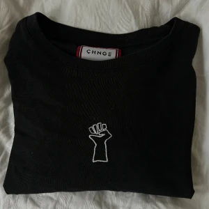 !!SELLOUT!! croppad t-shirt med texttryck 🖤 - OBS (priset kan diskuteras) Säljer denna otroligt fina och VIKTIGA t-shirt från märket chnge 🖤 jag säljer den då jag inte vet hur jag ska styla den :( den är i storlek M.