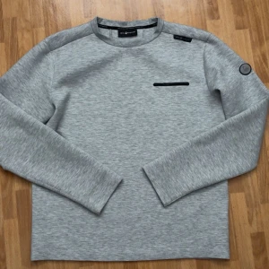 Sail racing  - Säljer min tröja för den kommer inte till användning längre och e inte riktigt min still, pris kan diskuteras, skriv till mig om du har några funderingar