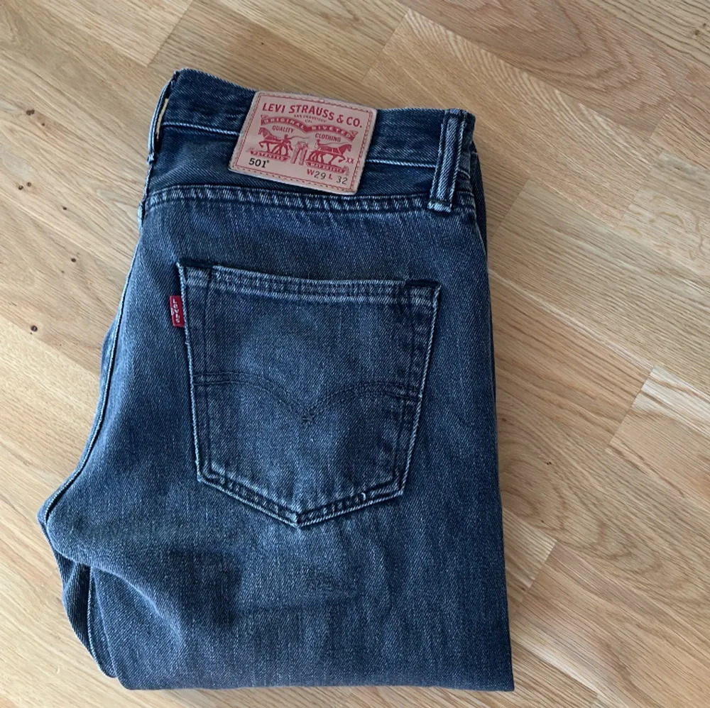 Säljer mina Levis jeans modell 501 Nypris 1100 säljer snabbt o billigt för 300 Lite slitna nera vid fötterna bara men annars bra skick . Jeans & Byxor.