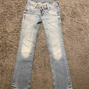 Säljer ett par superfina lowwaist bootcut jeans. Står tyvärr ingen storlek men dom passar mig i längden som är 168 och brukar bära s/xs ibland🩷 skriv privat för mått/frågor bra skick!🫶