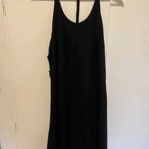 Klänning stl L - Svart klänning med så snygg rygg! Använd fåtal gånger. 100 % bomull.