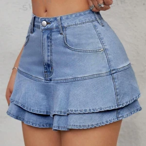 Kjol med volang - En kort jeans kjol med volanger. Köpt på shein men var något för liten för mig . Är en storlek M men en ganska liten . Ordinariepris 189 . Oanvänd