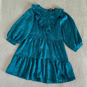 ZARA turkos prickig babydoll klänning - Använd i några timmar. I nyskick, utan anmärkningar. Färgen är mer åt det turkosa hållet.