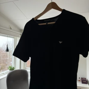 Armani T-shirt  - Säljer min nästan helt nya Armani T-shirt då den inte passar använd Max 5 gånger. Köptde den för 500kr och säljer för 250kr den har inga defekter 10/10