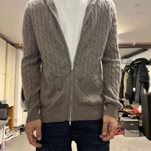 Cashmere tröja  - Säljer min riktigt feta och sällsynta softgoat tröja som är 100% cashmere. Det är en riktigt sällsynt model som inte finns att köpa längre. Mycket bra skick nästan helt oandvänd 