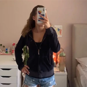 Juicy kofta - Juicy kofta som jag säljer billigt då den har tappat några diamanter på dragkedjan men det är inget man tänker på 💞