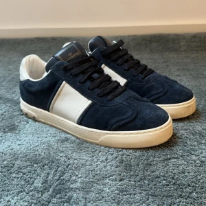 Valentino flycrew - Tja! Säljer dessa helt nya valentino flycrews! Alla nitar kvar!!! 10/10 skick! Dustbag medföljer❗️passar 38-39❗️självklart äkta❗️❗️sjukt sällsynta och tillverkas inte längre, nypris 10000kr, vårt pris 3699kr❗️