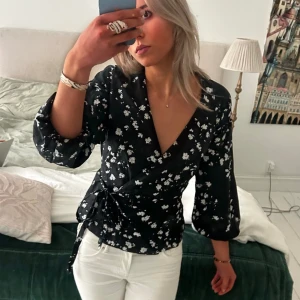 Såå söt somrig blus - En blus med blommiga detaljer på. Riktig sommardröm, den kan kläs upp och kläs ned💖💖💖