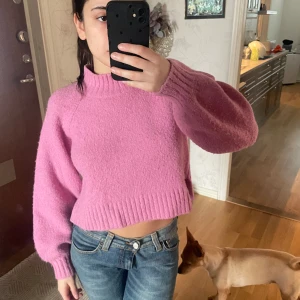 Söt stickad tröja - Säljer min rosa ginatricot tröja, knappt använd. Den är från barnavdelningen, storlek 152 