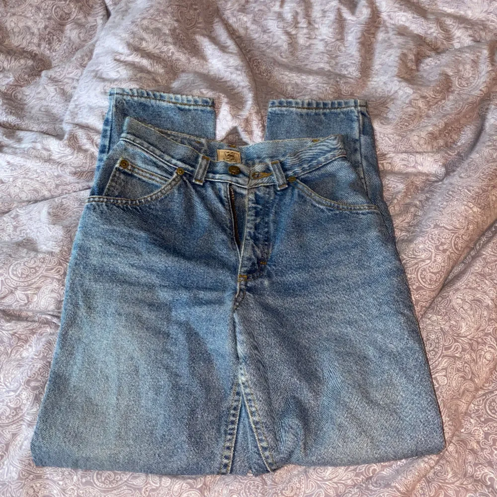 Raka jeans från Lee i oklar storlek, små på mig så skulle säga 32/xxs, 400kr. Jeans & Byxor.