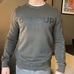 Dondup Sweatshirt (nyskick) - Erbjuder nu denna riktigt feta sweatshirt från dondup. Den är i nyskick, finns inga tecken på användning! Den är givetvis äkta och köpt på W19 i Göteborg. Alla taggar samt kvitto finns kvar.  Denna tröja kostar i butik över 2000kr