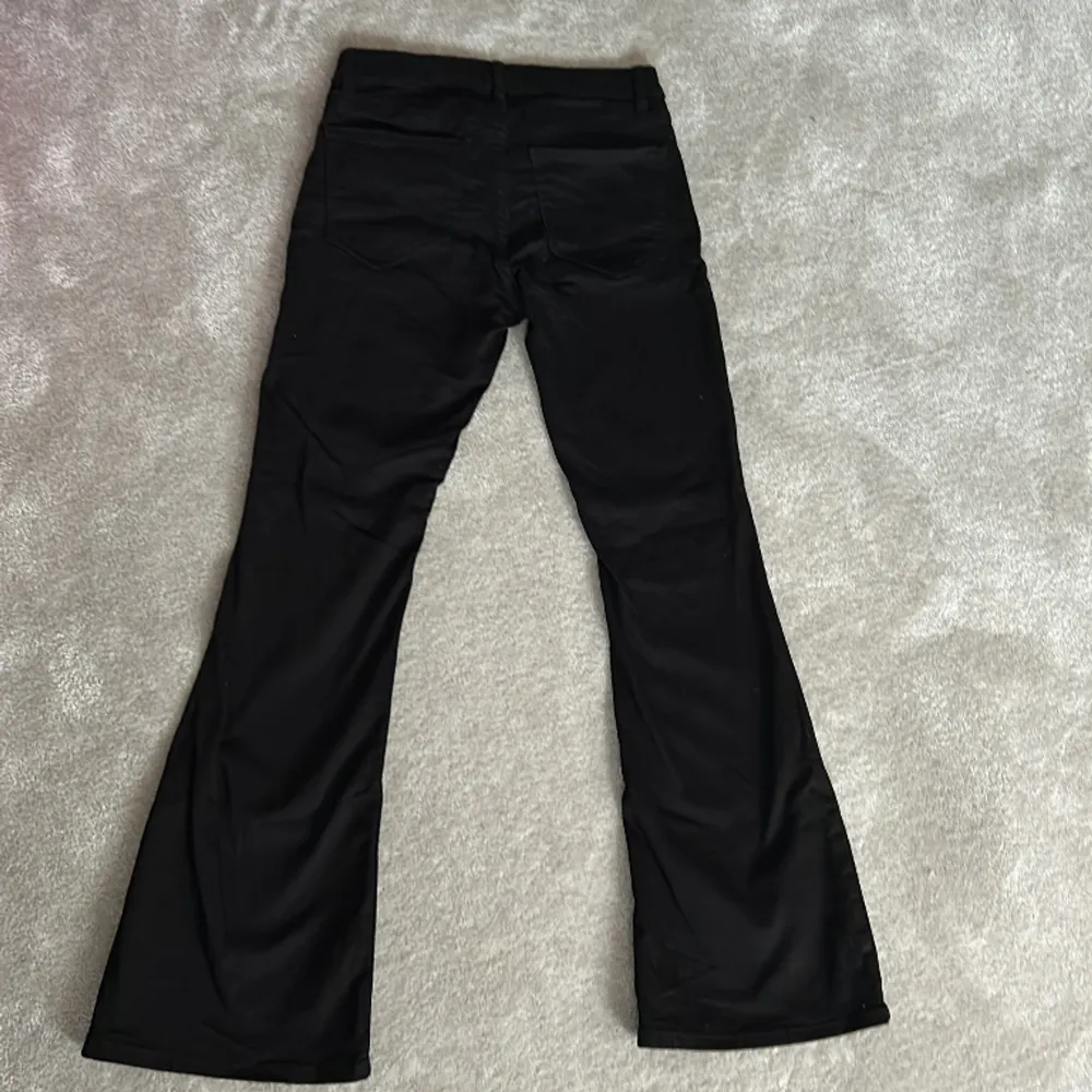 Säljer ett par svarta jeans! Normal midja, bootcut, super sköna😮‍💨 Passa på innan det tar slut❤️. Jeans & Byxor.