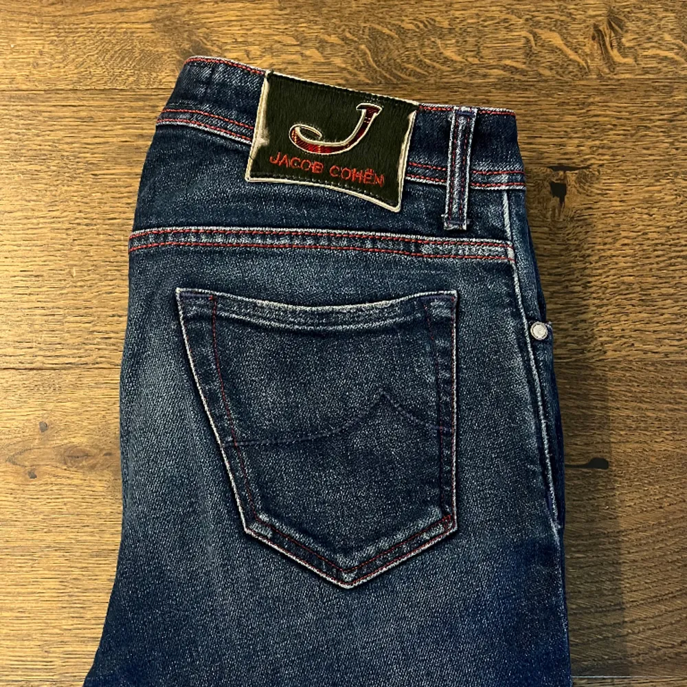 Säljer dessa slim jeans från Jacob Cohën i storlek 32. Modellen på jeansen är 688. Jeansen är i väldigt bra skick 9/10. Skriv om du har några frågor. Pris kan diskuteras vid snabb affär.. Jeans & Byxor.