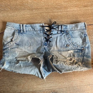 Lace up shorts  - Jeansshorts med snörning och zebra ficka.  Storlek L. 💞