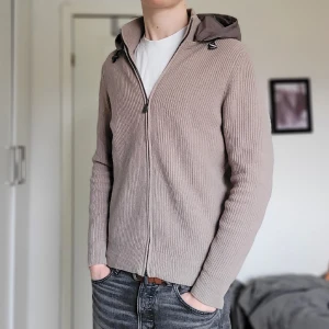 Massimo Dutti cardigan - Extremt fet Massimo Dutti cardigan i beige/ brun färg! Inga skador, superfint skick. Storlek M, modellen är 185.