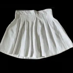 Söperfin kjol från bershka, passar tyvärr inte mig längre, den är i storlek S🤍