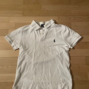 Polo raulph lauren piké - Jag säljer en polo raulph lauren piké som är bara använd ett par gånger