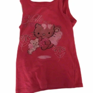 Hellokitty linne  - Gulligt rosa  linne med hellokitty på köpt på plick inte riktigt min stil storlek XS pris kan diskuteras 