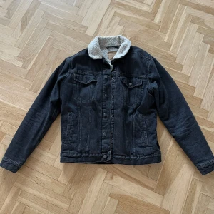 Teddy jeansjacka - En snygg jeansjacka med Teddy insida, den är skön och bekväm. I bra skick 