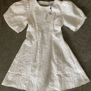 Studentklänning  - Säljer min jättefina studentklänning från drylake som är slutsåld online. Klänningen passar perfekt till studenten eller skolavslutning i sommar! Nypris är 1199 kr men säljer min för 750 kr. Den är helt ny och aldrig använd. 💓 skriv gärna om ni har frågor