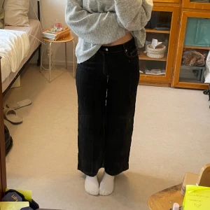 Snygga kostymbyxor i Linnematerial - Säljer dessa snygga kostymbyxor från Zara. De har ett skönt linne-liknande material som faller så himla fint. Inga defekter och är i ett bra skick. De är lite högmidjade och har lite stretch. De är inte så baggy utan med formande 