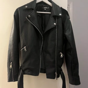 Svart skinnjacka  - Superfin skinnjacka från missguided som inte kommer till användning, använd ett fåtal gånger!