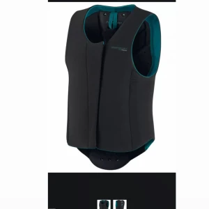 Komperdell ryggskydd - Ryggskydd för ridning kan även avndvändas för motorkross! Aldrig ramlat av med den så den har aldrig tagit nån smäll så den är i bra skick! Köpt för 1500 kr Säljs för 900 kr