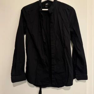 Skjorta - En fin nästan oanvänd skjorta i storlek S. Väldigt fin passform.
