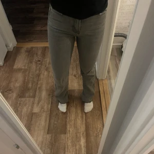 Gråa jeans ginatricot - Gråa jeans från Gina tricot! Kommer inte till användning längre!