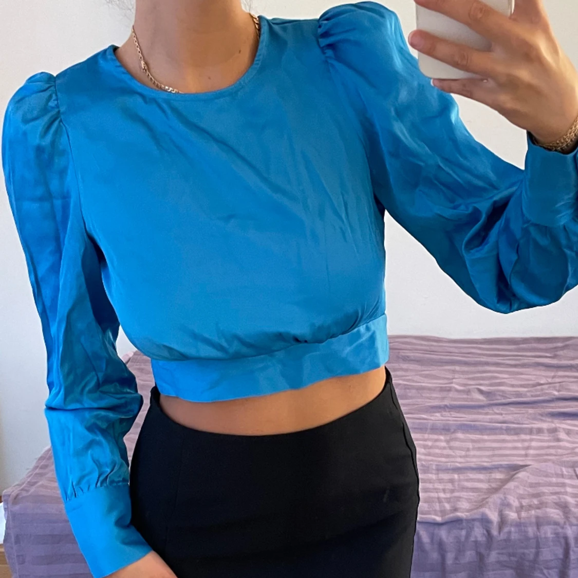 Blå satin topp - 90