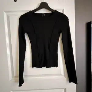Fin tröja från Gina tricot i storlek xxs, passar en xs/s Har nått ”volang” mönster på tröjan och i ärm sluten och tröj sluten, i använt skick!