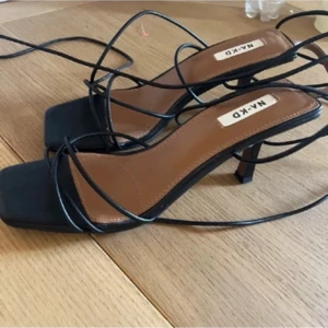 Nya klackar NAKD - Helt nya klackar från NAKD💛 säljer pga att jag har ett annat par jag använder! Strl 40! Säljer för 350kr, nypris 500kr