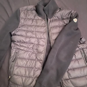 Moncler cardigan - Tja, säljer min feta moncler cardigan för känner it att den behövs längre nu till sommaren. Den har ett litet hål som knappt e synbart men annars e jackan i väldigt var skick. Storlek L o självklart äkta.