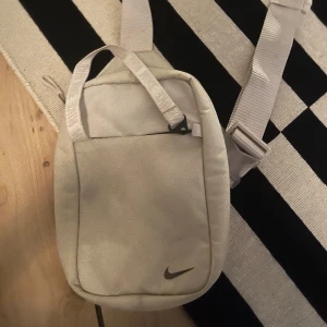 Nike väska  - Skick 10/10. Nike axelväska som är perfekt inför våren och sommaren.