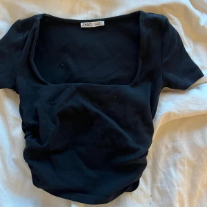 svart t-shirt  - jätte söt svart t-shirt som har lixom skrynkligt på sidorna, säljer även en vit 🤍