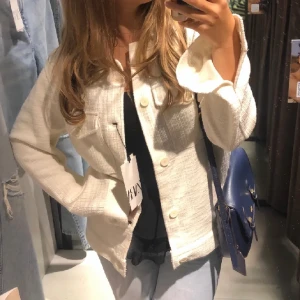 Jacka - !!OBS LÅNADE BILDER FRÅN FÖRRA SÄLJAREN!! Säljer vidare denna fina jacka som jag köpt hör på Plick för ett tag sen då den inte kommer till användning. Perfekt nu till våren/sommar🌼Stl M men skulle säga att den passar S/M. Priset går att diskutera🫶🏽