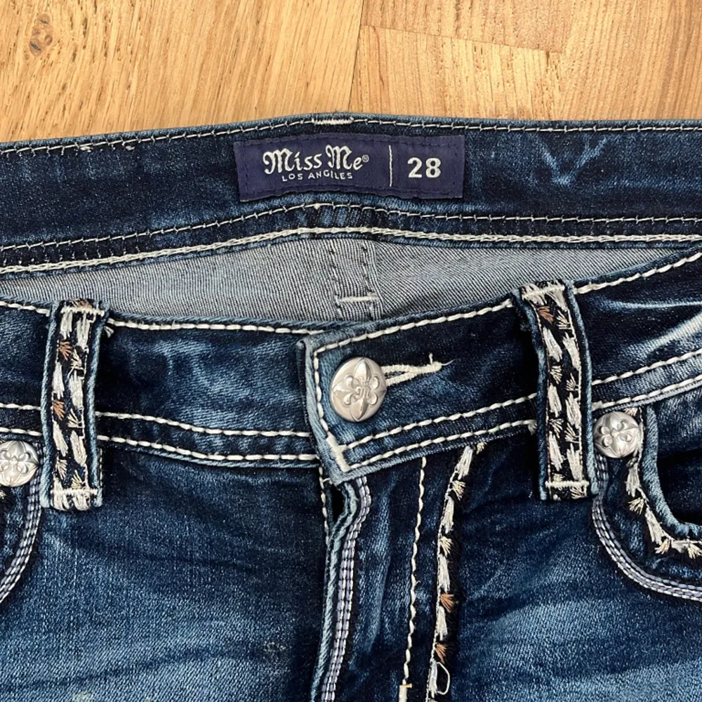snyygaste miss me jeansen i storlek 28! Köptes för 890, säljer för 600. Mycket bra skick! Skriv privat för föer bilder eller mått💕💕. Jeans & Byxor.