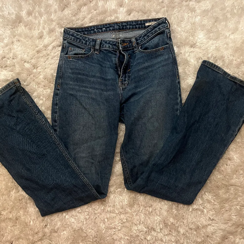 Skit snygga jeans och är i väldigt bra skick☺️ Dom är utsvängda men man ser det inte på bilden dock😅. Jeans & Byxor.