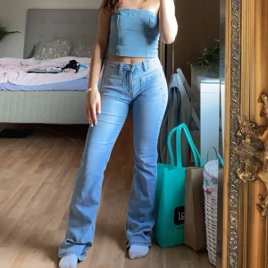 Jeans  - Skit snygga jeans får dock inte användning av de och de är inte riktigt min stil längre, midjemått tvärsöver 33 cm innerben 80cm 