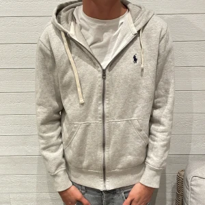 Polo zip hoodie  - Polo zip hoodie i ett mycket fint skick. Den är i storleken S. Nypris är runt 1800kr och vårt pris är endast 999kr. Modellen är 175! Har blåa fläckar på insidan