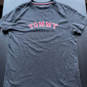 Säljer en Tommy Hilfiger T-shirt i storlek M. Sparsamt använd eftersom den mest legat i garderoben! Tveka inte på att höra av dig om det är någon fundering😁