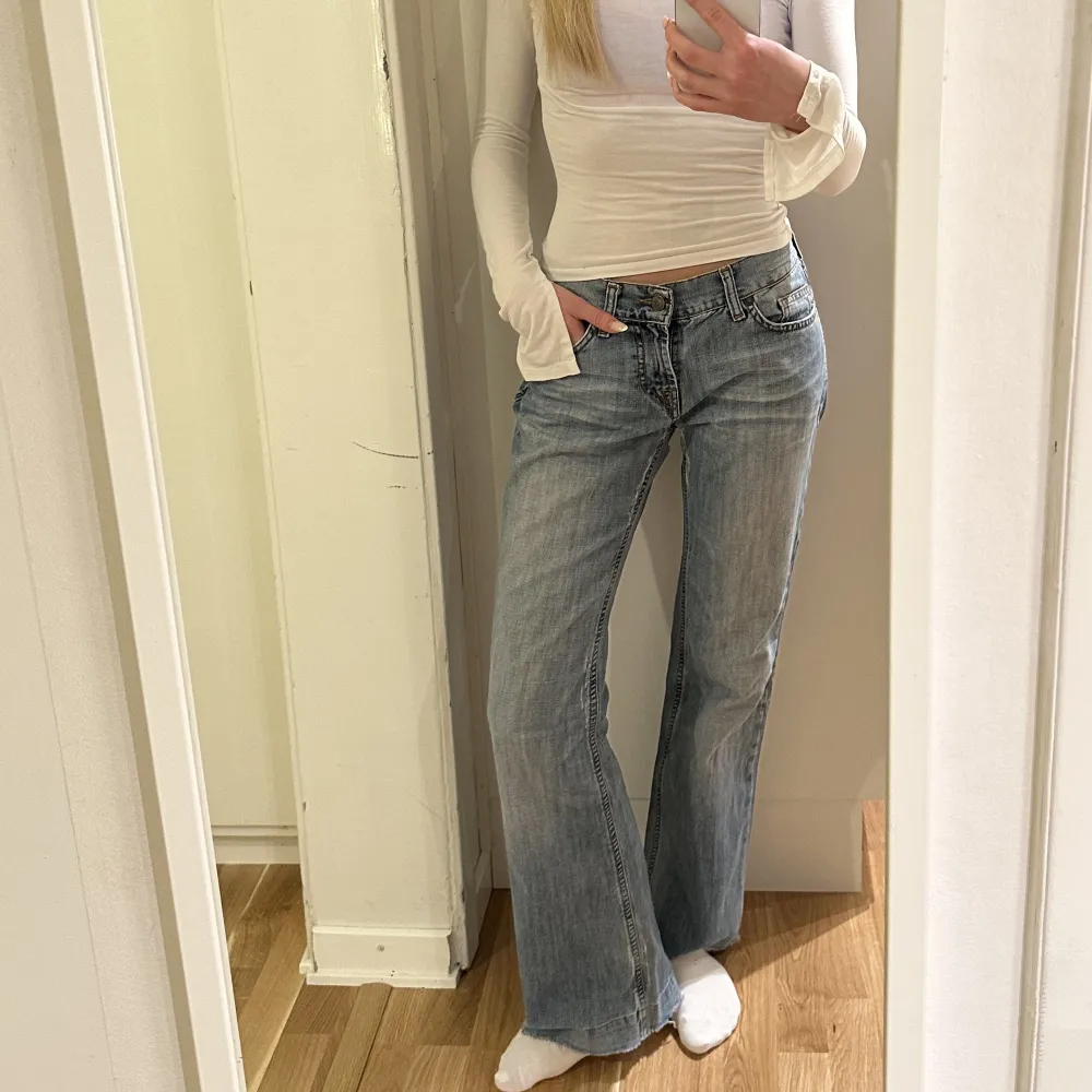 Perfekta vintage lågmidjade bootcutjeans. Jeans & Byxor.